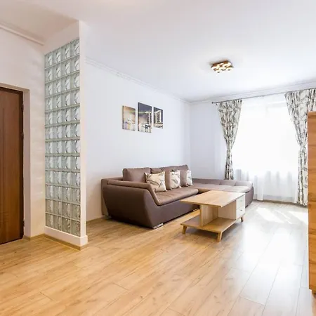 Spacious And Quiet 2 Bedroom *