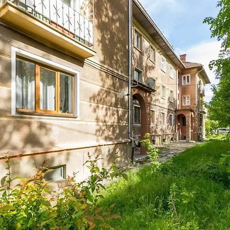Spacious And Quiet 2 Bedroom *