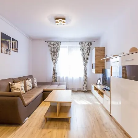 Spacious And Quiet 2 Bedroom *