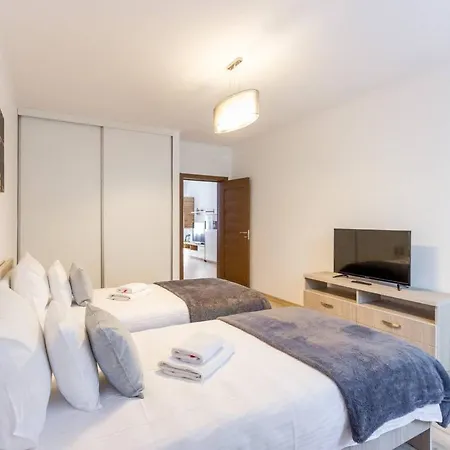 Spacious And Quiet 2 Bedroom *
