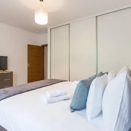 Spacious And Quiet 2 Bedroom Apartment