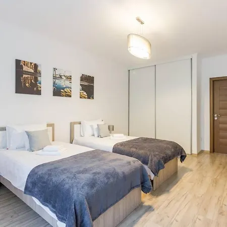 Spacious And Quiet 2 Bedroom *