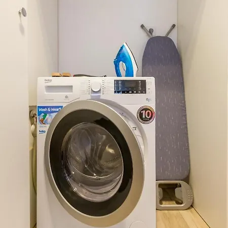 Spacious And Quiet 2 Bedroom *