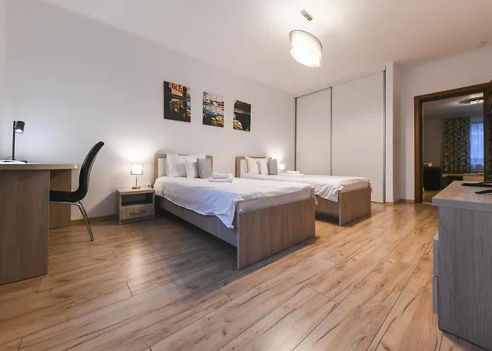 Spacious And Quiet 2 Bedroom Apartment *