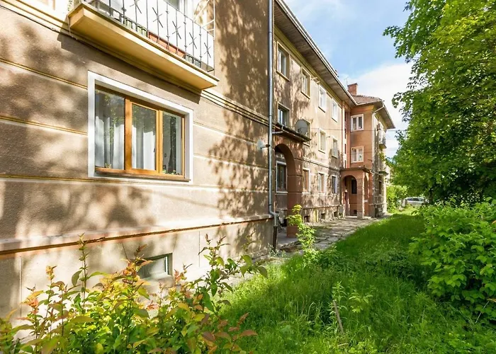 Spacious And Quiet 2 Bedroom *