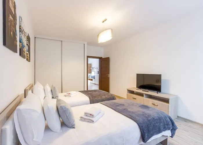 Spacious And Quiet 2 Bedroom *