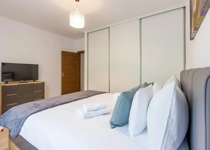 Spacious And Quiet 2 Bedroom Apartment