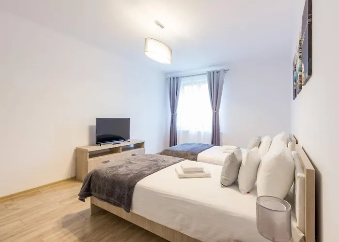 Spacious And Quiet 2 Bedroom Apartment *