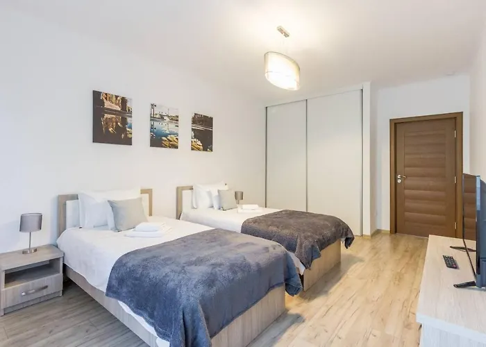 Spacious And Quiet 2 Bedroom *