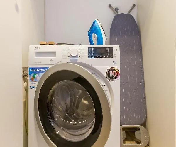 Spacious And Quiet 2 Bedroom *